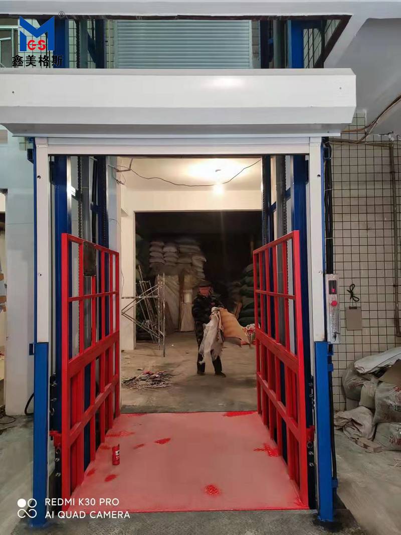 龍橋路龍騰大道導(dǎo)軌式升降機(jī)